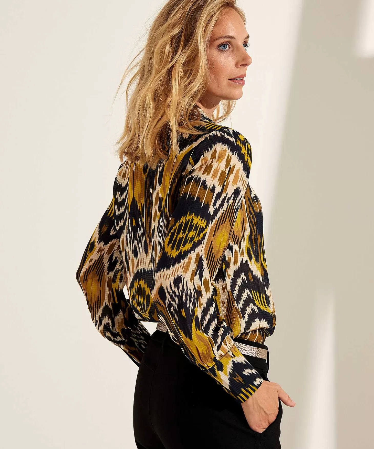 KYRA Blouse Ikatprint Vixie Fashion