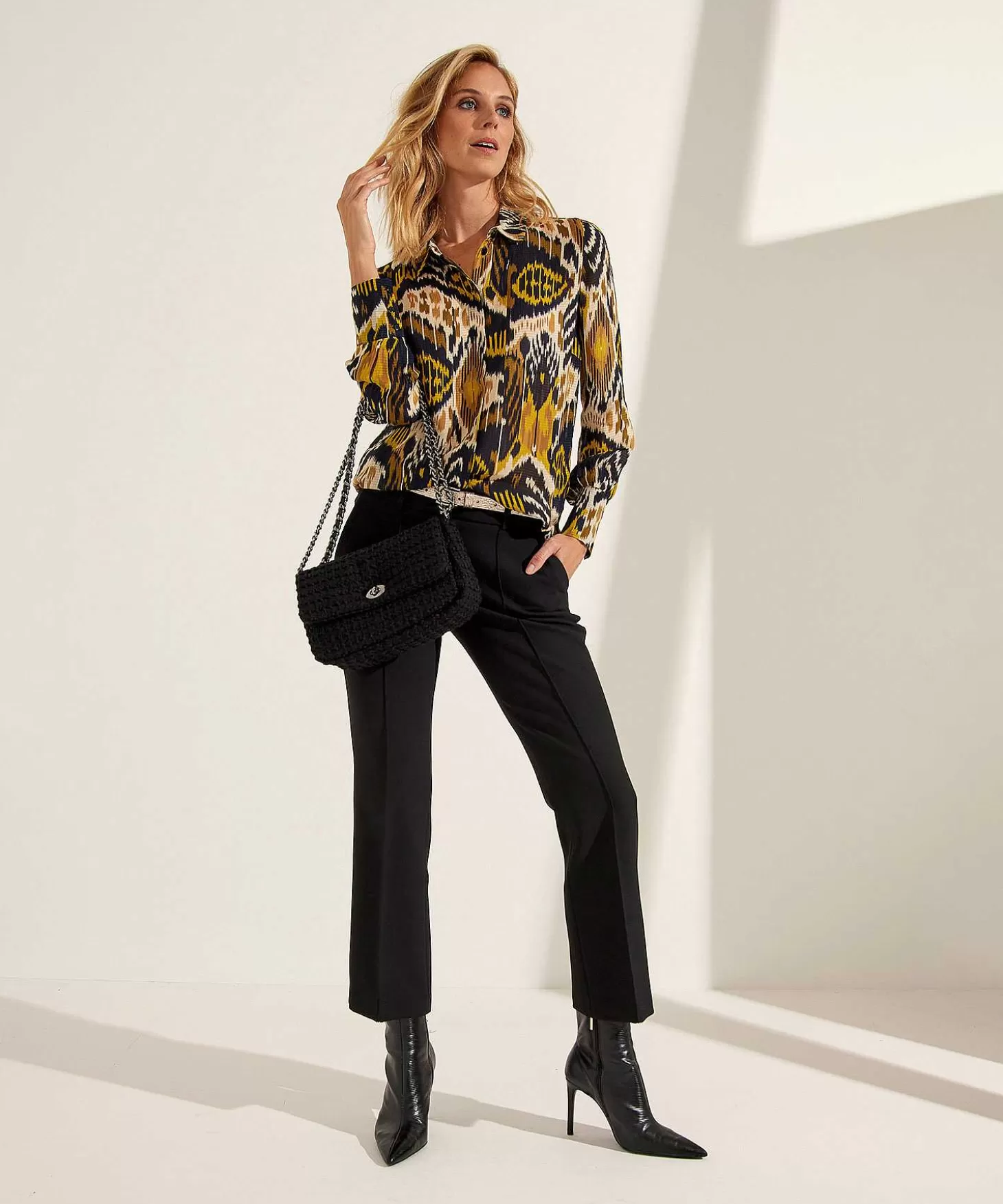 KYRA Blouse Ikatprint Vixie Fashion